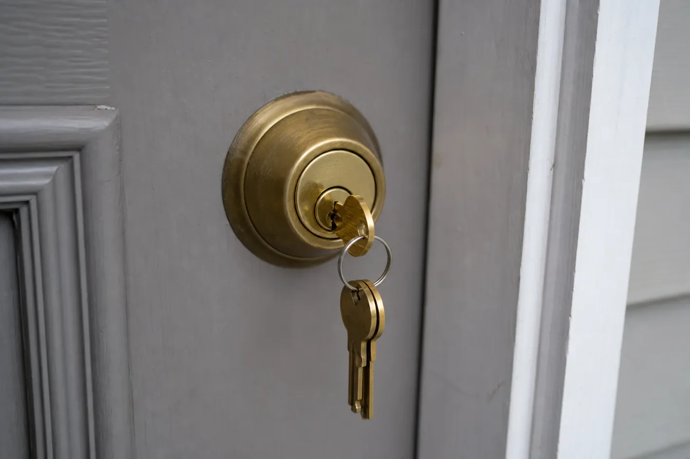 Lock cylinder and new keys during a rekey, LA